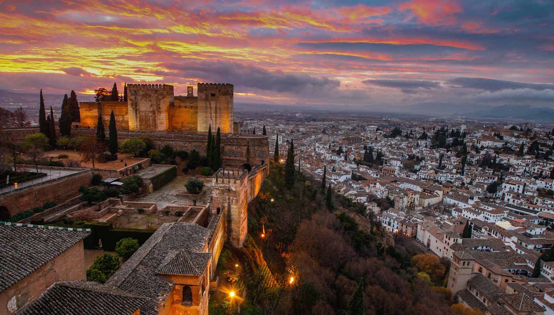 Vista aérea de Granada con la catedral, el Albaicín y Sierra Nevada al fondo